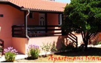 Appartements Ivanović, Privatunterkunft im Ort Baošići, Montenegro